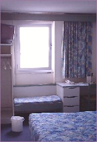 イビスの部屋。ダブルベッド。