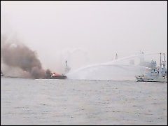 海上防災訓練。
直接火には水をかけないで船体を冷やすんだって。
バイ「海猿」
