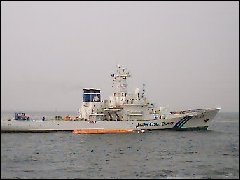 大型油回収装置（オレンジのやつ）で浮流油を回収中