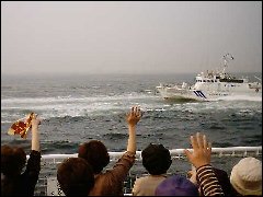 どうしても手を振らずにはいられない奥さんたち