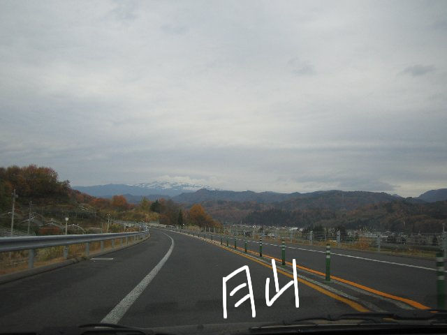 乗り放題の高速道路をつかって月山湖に行くことにする。ちょと天気悪い。