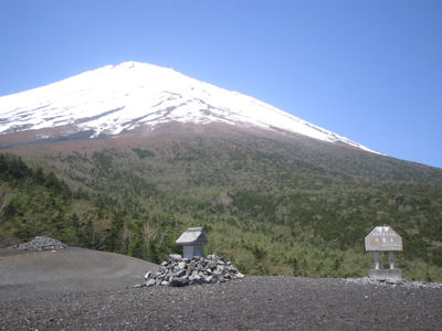 小富士から富士山をのぞむ