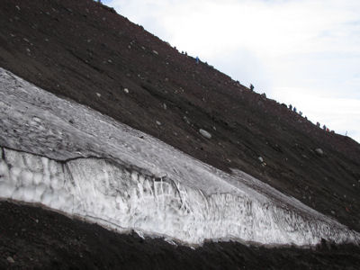 稜線を歩く登山者と残雪