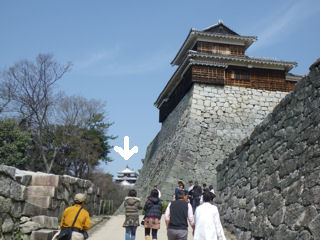 矢印が天守