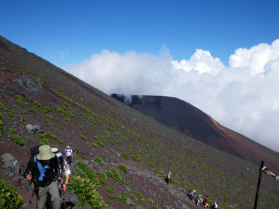 御来光山荘より宝永山
