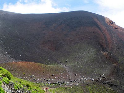 なんとなく登山道が見える。