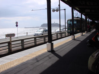 鎌倉高校前駅から江の島を臨む。