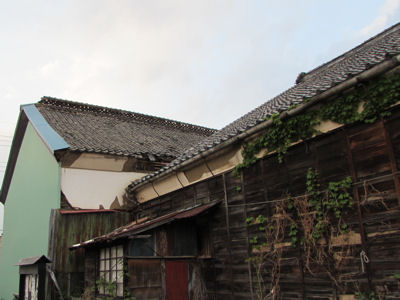 崩れそうな屋根